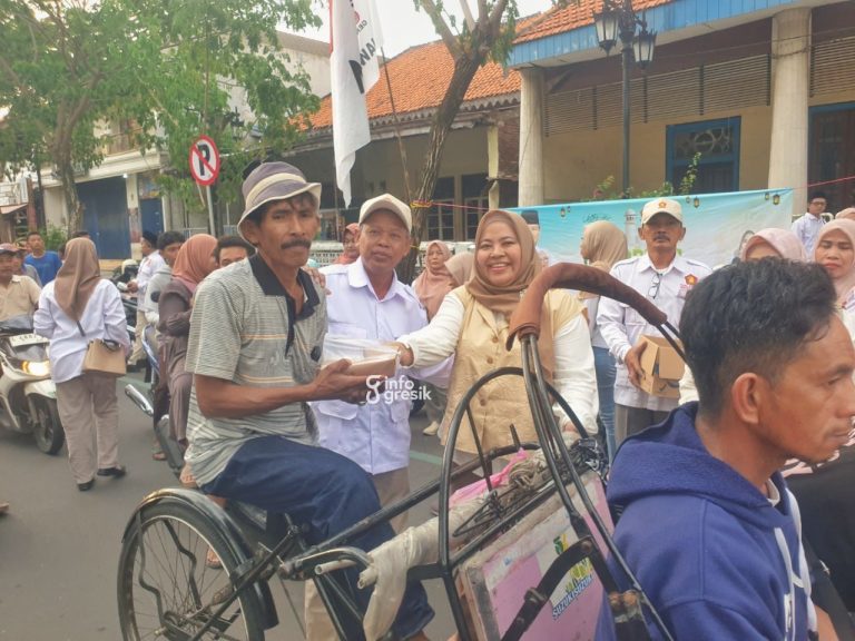 Anggota DPRD Gresik Ricke Mayumi didampingi Ketua PAC Gerindra Gresik Affan saat membagikan takjil ke tukang becak. (Foto: Khanif Rosidin/Infogresik)