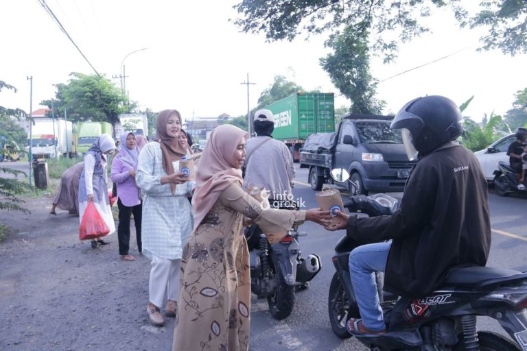 Suasana pembagian takjil oleh PKK Domas di Jalan Raya Domas-Bringkang Menganti. (Foto: Ist/Infogresik)