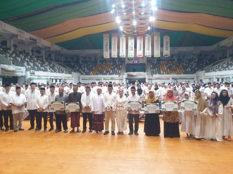 Dirut Pupuk Indonesia Rahmad Pribadi dan Dirut Petrokimia Gresik Dwi Satriyo Annurogo, berfoto bersama ribuan anak yatim piatu di GOR Tri Dahrma. (Foto: Khanif Rosidin/Infogresik)