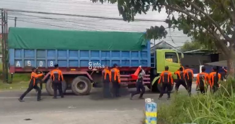 Suasana saat truk menerobos barikade petugas Dishub Gresik di TKP Ngawen. (Foto: Ist/Infogresik)