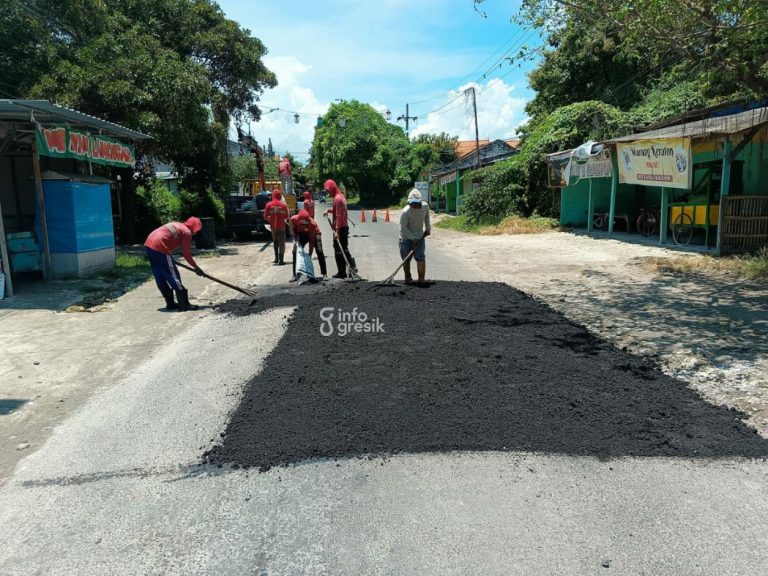 Tim URC PUTR Gresik saat memperbaiki jalan di Jalan Wilayah Ujungpangkah. (Foto: Ist/Infogresik)