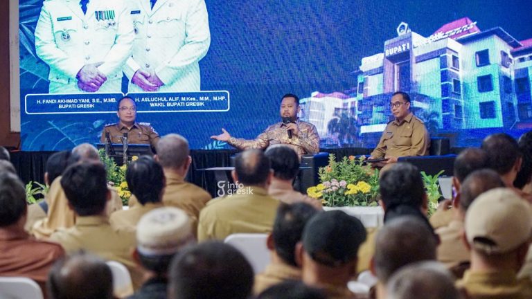 Kumpulkan Kepala Dinas hingga Kades, Bupati dan Wabup Gresik Bagikan ‘Oleh-oleh’ Retret Bupati Fandi Akhmad Yani didampingi Wabup Asluchul Alif dan Sekda Achmad Washil saat memaparkan hasil retret. (Foto: Ist/Infogresik)