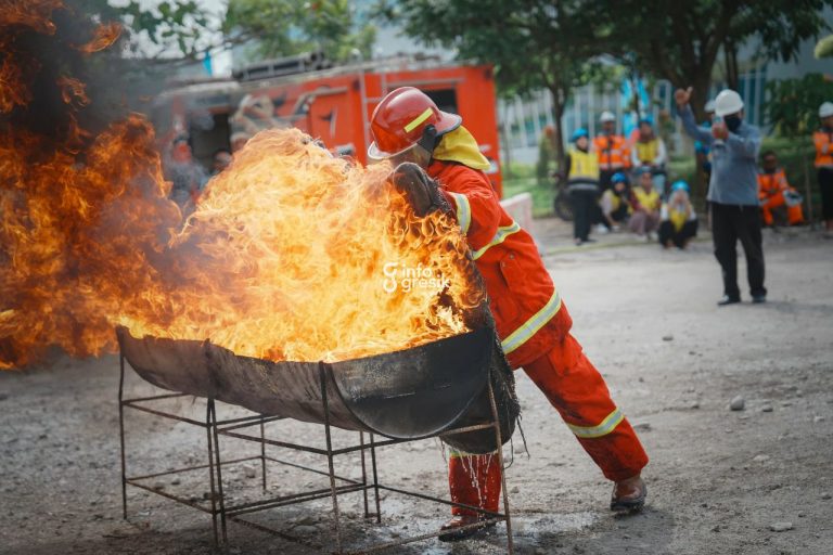 Karyawan PT Semen Gresik Pabrik Rembang mempraktikkan simulasi pemadaman api kecil menggunakan goni pada kegiatan Safety Challange Bulan K3 Nasional 2025 di Pabrik Rembang, Jawa Tengah. (Foto: Ist/Infogresik)