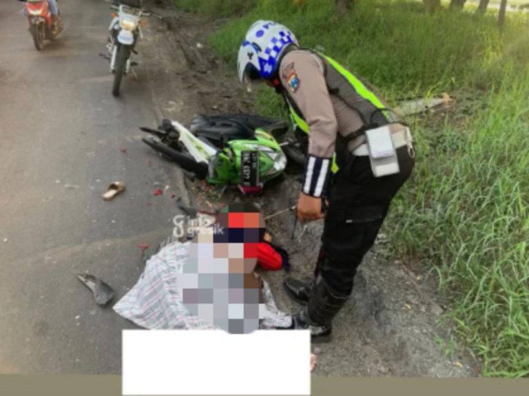 Petugas polisi saat akan mengevakuasi korban kecelakaan di timur Waduk Bunder Gresik. (Foto: Ist/Infogresik)