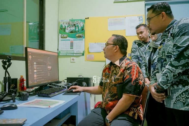 Wabup Gresik dr. Alif saat mengecek data di salah satu komputer Kominfo. (Foto: Ist/Infogresik)