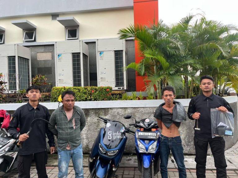 Kejar hingga ke Surabaya, Tim Kalamunyeng Polres Gresik Berhasil Bekuk Dua Curanmor Dua pelaku curanmor (tengah) saat diamankan polisi (baju hitam) di Mapolres Gresik. (Foto: Ist/Infogresik)