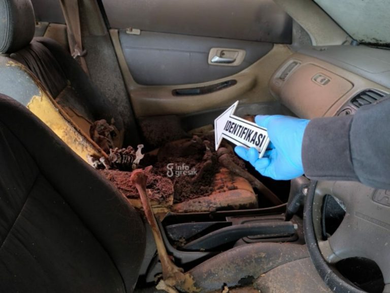 Proses identifikasi rangka manusia yang ditemukan di dalam mobil di Aspol Polsek Ujungpangkah. (Foto: Ist/Infogresik)