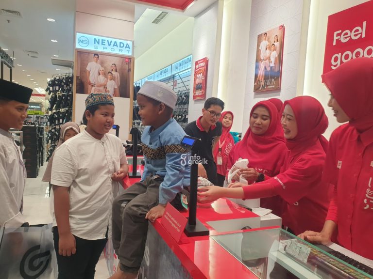 Masuk Tahun Ketiga, Infogresik Kembali Ajak Puluhan Anak Yatim Belanja Baju Lebaran di Mall Salah satu anak yatim yang enggan melepas pakaian barunya sehingga harus di scan barkode di atas meja kasir Matahari Store. (Foto: Khanif Rosidin/Infogresik)