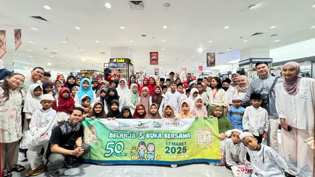 Para anak yatim bersama pendamping dan Tim Infogresik saat berfoto bersama usai belanja di Matahari Store. (Foto: Khanif Rosidin/Infogresik)