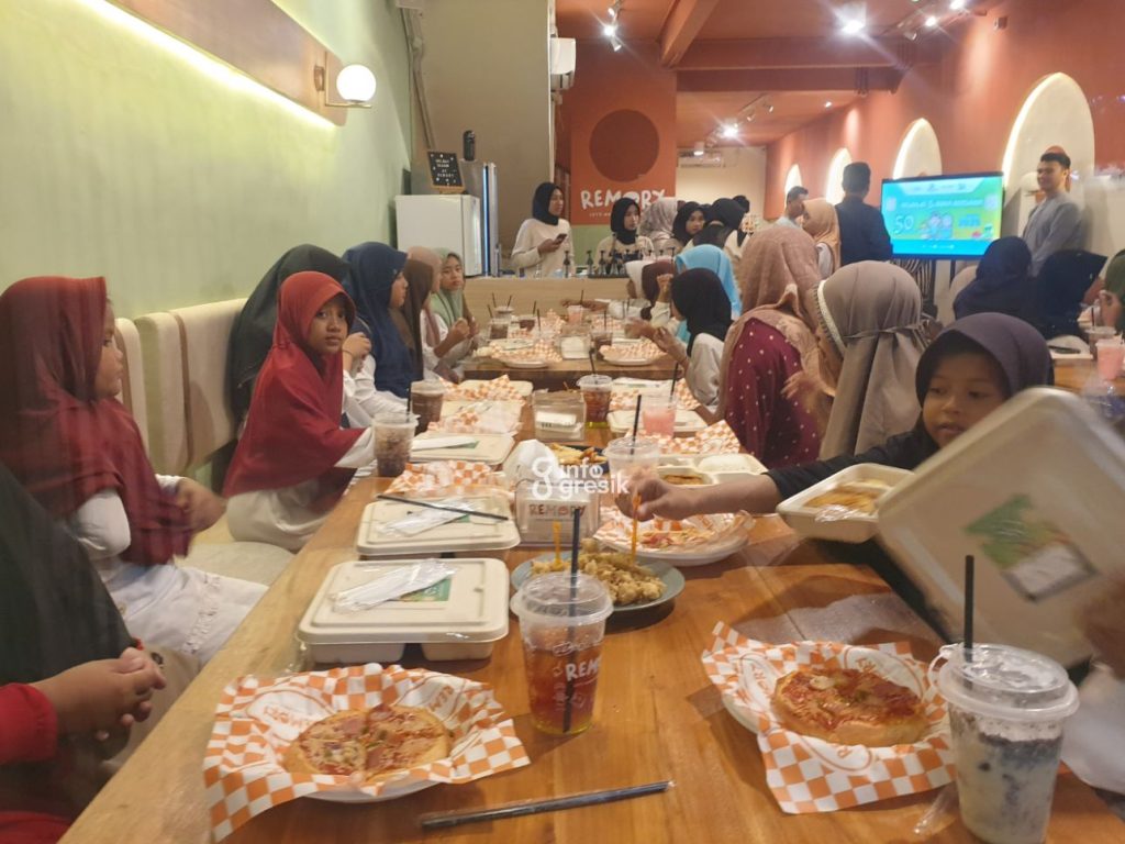 Suasana anak yatim saat buka puasa bersama di Remory Gresik. (Foto: Khanif Rosidin/Infogresik)
