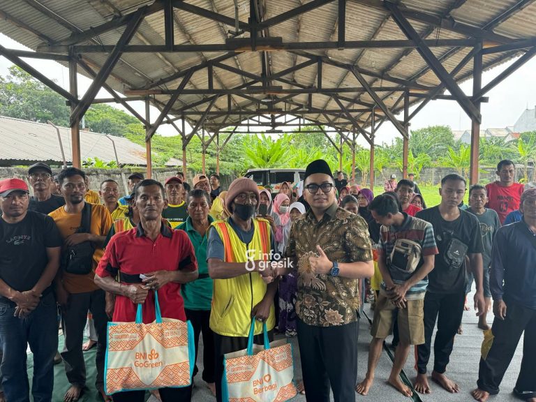 Anggota DPRD Gresik Thoriq Majiddanor saat menyerahkan bingkisan untuk warga. (Foto: Ist/Infogresik)