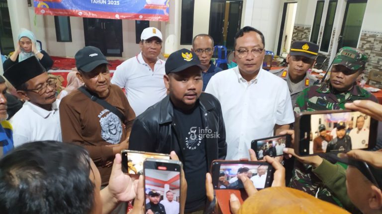 Bupati Gresik Gus Yani bersama Wabup Gresik dr. Alif saat meninjau dapur umum di balai Desa Kedungrukem, Benjeng. (Foto: Ist/Infogresik)