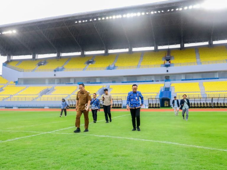 Gelora Joko Samudro Gresik Jadi Satu Di antara 17 Stadion yang Diresmikan Presiden Prabowo Wabup Gresik dr. Asluchul Alif didampingi Kadis Parekrafbudpora Gresik Saifudin Ghozali saat mengecek lapangan Stadion Gejos Gresik. (Foto: Ist/Infogresik)
