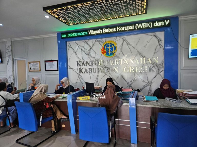 Suasana pelayanan keramaian di BPN Gresik. (Foto: Ist/Infogresik)
