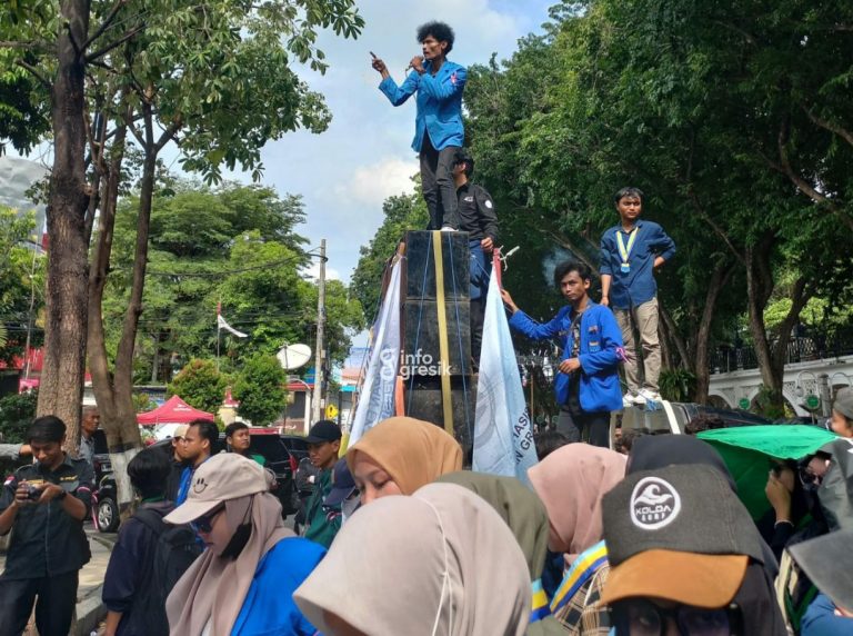 Salah satu mahasiswa menyampaikan orasi menolak UU TNI di Gedung DPRD Gresik. (Foto: Ist/Infogresik)
