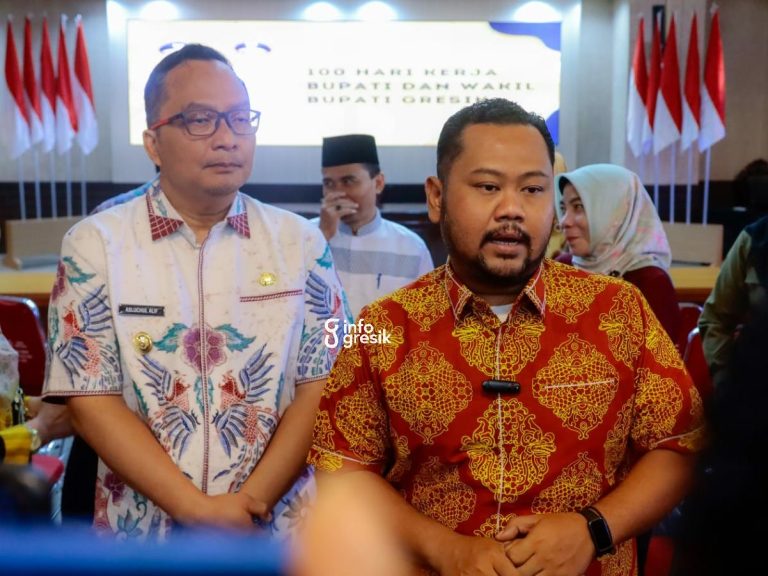 Bupati Gresik Fandi Akhmad Yani dan Wabup dr. Asluchul Alif saat memberikan keterangan beberapa waktu lalu. (Foto: Ist/Infogresik)