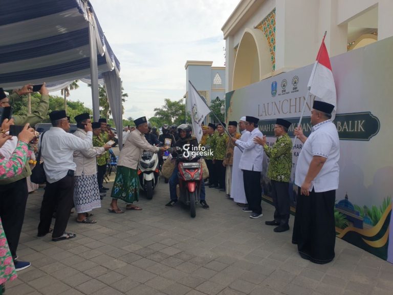 DMI Jatim Tunjuk Masjid Akbar Moed’har Arifin Gresik Jadi Masjid Ramah Pemudik dan Arus Balik, Ini Fasilitasnya Pelepasan puluhan pemudik dari berbagai daerah oleh Ketua PW DMI Jawa Timur KH Muhammad Sujak, Ketua DMI Gresik KH. Zainal Abidin dan Ketua Yayasan Masjid Akbar Moed'har Arifin H. Deddy Harnoko Sucahyo di Masjid Akbar Moed'har Arifin. (Foto: Khanif Rosidin/Infogresik)