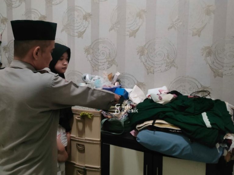 Petugas Polsek Menganti saat melakukan pemeriksaan di rumah korban pencurian di perumahan Menganti Permai. (Foto: Ist/Infogresik)