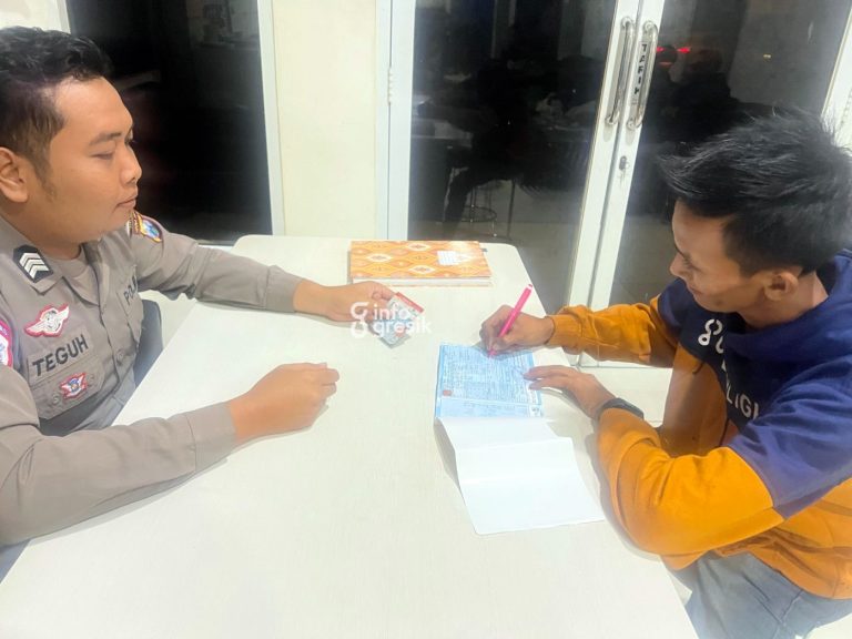 Gerak Cepat, Polres Gresik Berhasil Amankan Sopir Truk yang Terobos Barikade Dishub di Sidayu Petugas Satlantas Polres Gresik saat memeriksa sopir truk yang menerobos barikade petugas Dishub. (Foto: Ist/Infogresik)