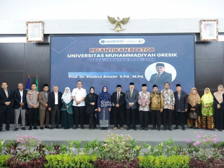 Rektor UMG Prof Khoirul Anwar saat berfoto bersama tamu undangan. (Foto: Ist/Infogresik)