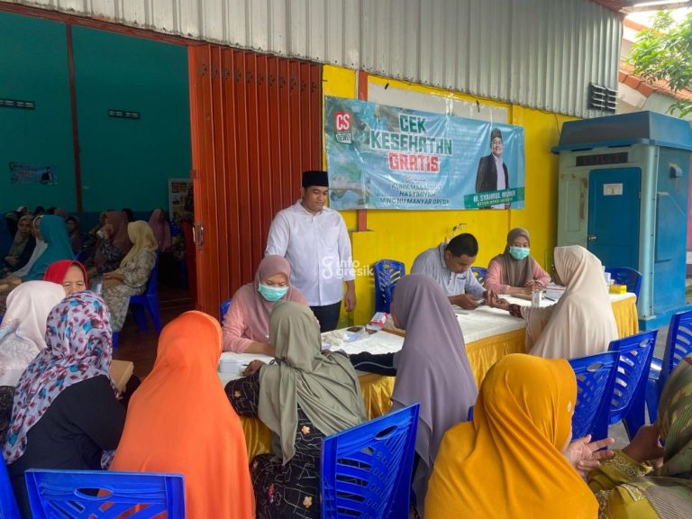Ketua DPRD Gresik Syahrul Munir Fasilitasi Cek Kesehatan untuk Ratusan Warga di Desa Tanggulrejo Ketua DPRD Gresik M. Syahrul Munir saat mengobrol dengan warga yang mengecek kesehatan. (Foto: Ist/Infogresik)