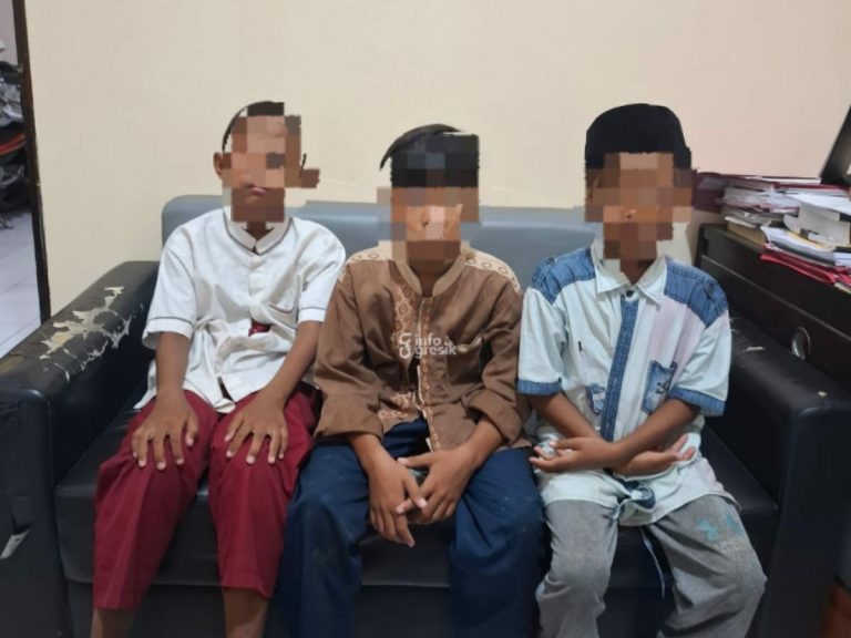 Tiga Pelajar SD pelaku pencurian kendaraan sepeda motor saat diamankan di Polsek Gresik. (Foto: Ist/Infogresik)