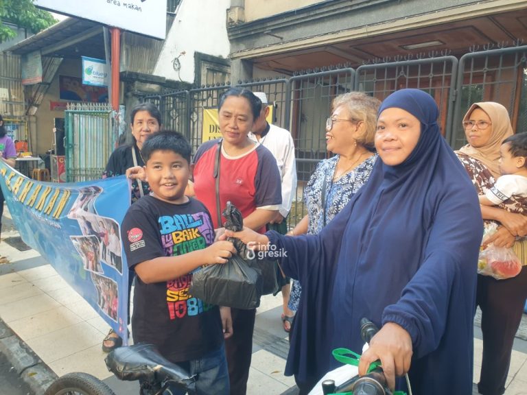 Salah satu jemaat GBI Rock Gresik saat membagikan takjil kepada warga. (Foto: Khanif Rosidin/Infogresik)