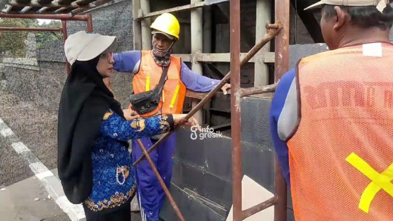 Kepala DLH Gresik Sri Subaidah saat mengecek proses Perbaikan Gapura Tugu Selamat Datang Perbatasan Gresik - Surabaya. (Foto: Ist/Infogresik)