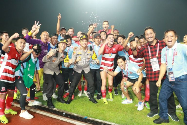 Suporter Madura United merayakan kegembiraan bersama Kapolres Gresik AKBP Rovan Richard Mahenu usai menang melawan Tainan City. (Foto: Ist/Infogresik)