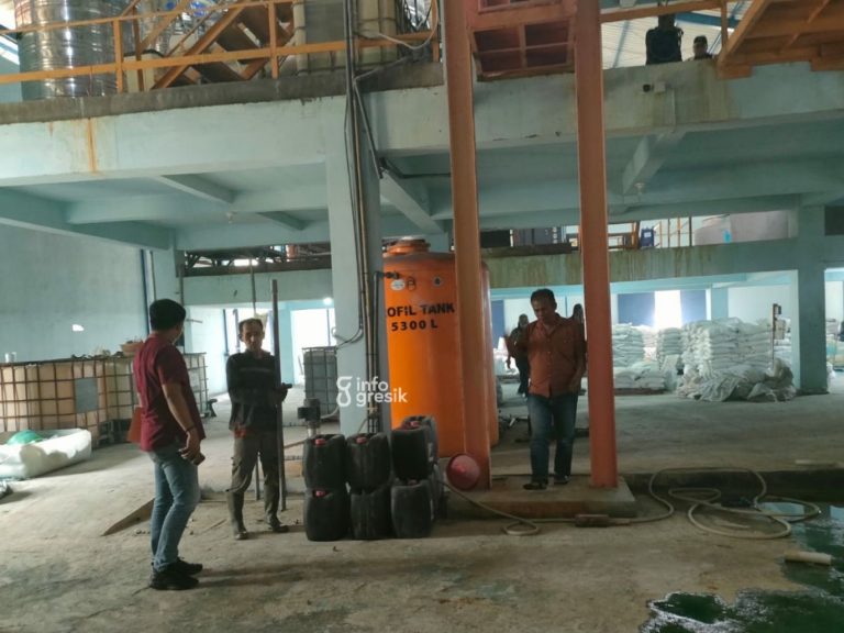 Ramai Polusi Asap Berwarna Kuning di Driyorejo, DLH Gresik Pastikan Aktivitas Pabrik Dihentikan Tim DLH Gresik saat mendatangi PT Roasi Sinergi Industri untuk memastikan pabrik tidak produksi. (Foto: Ist/Infogresik)