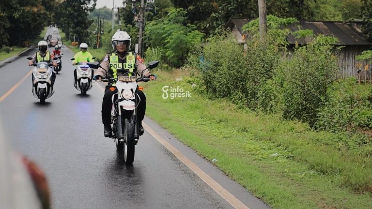 Kasat Lantas Polres Gresik, AKP Rizki Julianda Putera Buna beserta anggota saat melakukan patroli. (Foto: Ist/Infogresik)