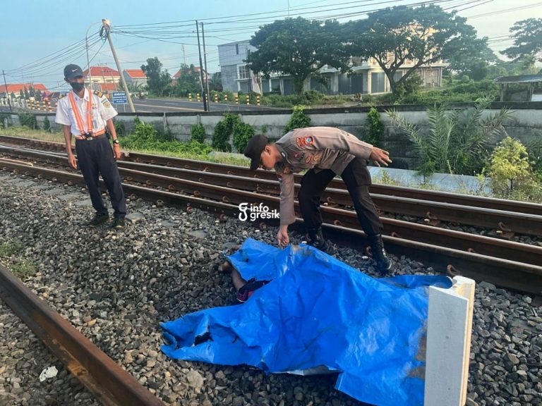 Petugas kepolisian saat melakukan evakuasi korban tersambar kereta api di Duduksampeyan Gresik. (Foto: Ist/Infogresik)