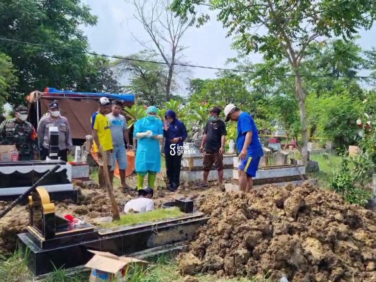 Ada Laporan Kematian yang Janggal, Makam Ibu 2 Anak di Desa Jogodalu Benjeng Dibongkar Polisi Proses pembongkaran makam Nur Aini di TPU Jogodalu Benjeng. (Foto: Ist/Infogresik)