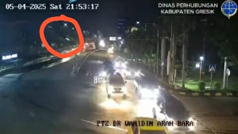 Viral Video Mobil Terjun dari Jembatan Exit Tol Kebomas, Ketua DPRD Gresik Berharap Kecelakaan Serupa Tak Terulang  Tangkapan layar kondisi mobil BMW (lingkaran merah) saat terjun bebas dari jembatan Tol KLBM. (Foto: Ist/Infogresik)
