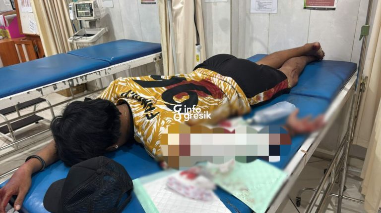 Korban FK saat mendapatkan penanganan medis.(Foto: Ist/Infogresik)