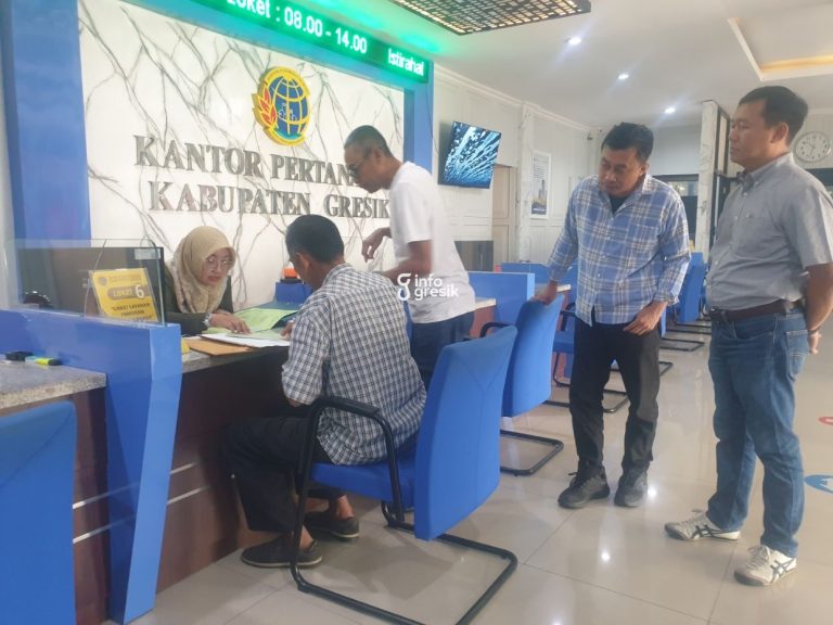 Kepala BPN Gresik Kamaruddin (baju putih) saat membantu mengarahkan warga yang mengurus dokumen di BPN. (Foto: Khanif Rosidin/Infogresik)