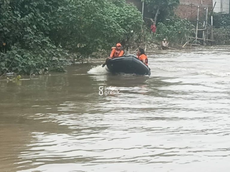 Proses pencarian korban Estu di Sungai Kalimas oleh Tim BPBD dan Satpolairud Gresik. (Foto: Ist/Infogresik)
