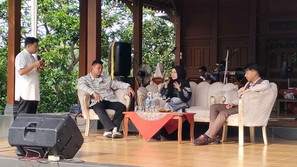 Owner Arsyilla Wisata Tour & Travel, Hj. Nabilah saat Grand Launching di Wisata Alam Gosari. (Foto: Khanif Rosidin/Infogresik)