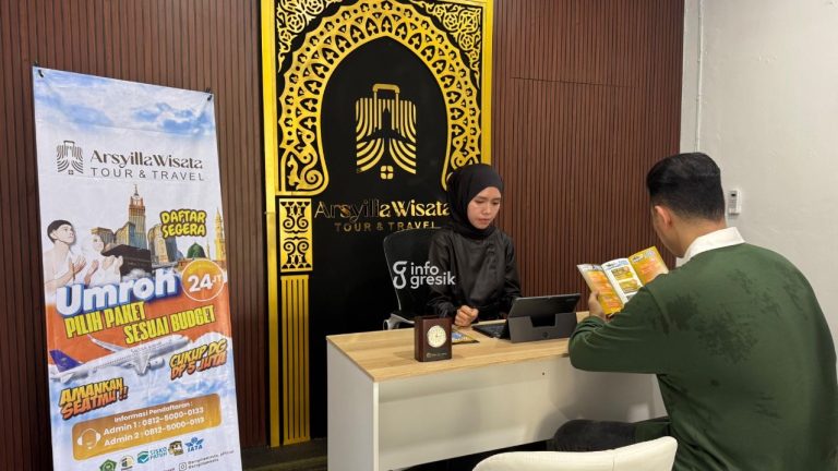 Salah satu warga yang ingin mendaftar umroh di Kantor Arsyilla Wisata Tour & Travel, Jl. Jalan Raya PU Desa Gosari, Kecamatan Ujungpangkah, Kabupaten Gresik. (Foto: Khanif Rosidin/Infogresik)