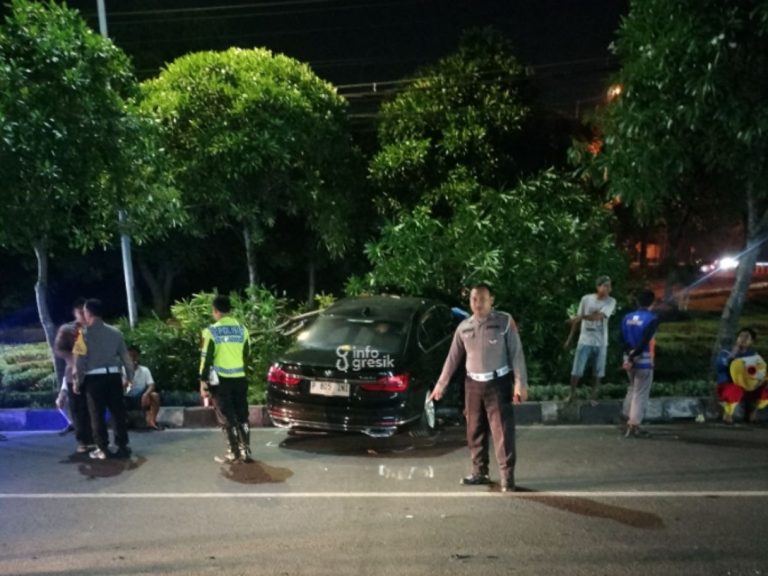 Petugas Satlantas Polres Gresik saat melakukan olah TKP kecelakaan mobil BMW di Exit Tol Kebomas. (Foto: Ist/Infogresik)