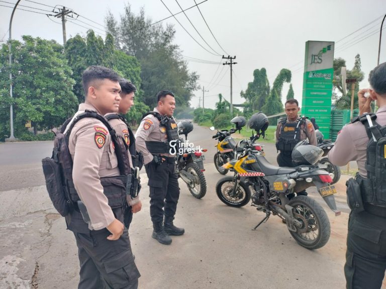 Bawa Uang Banyak dan Takut Dirampok, Kapolres Gresik Imbau Warga Minta Kawal Polisi dan Dijamin Gratis Kasat Samapta Polres Gresik AKP Heri Nugroho bersama tim Raimas Kalamunyeng saat melakukan patroli keamanan. (Foto: Ist/Infogresik)