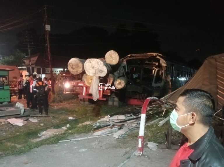 Buntut Temperan KA Jenggala dengan Truk di Gresik, KAI Daop 8 Proses Hukum dan Tuntut Ganti Rugi Pengusaha Kondisi kecelakaan KA Jenggala dengan truk trailer bermuatan log kayu di Kelurahan Tenggulunan Kecamatan Kebomas Gresik. (Foto: Ist/Infogresik)