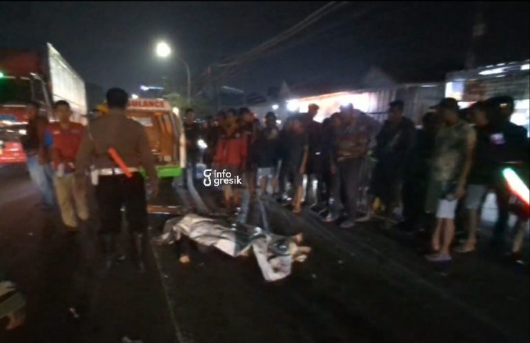 Anggota Polsek Driyorejo dibantu tim medis saat mengevakuasi korban Kecelakaan di Driyorejo. (Foto: Ist/Infogresik)