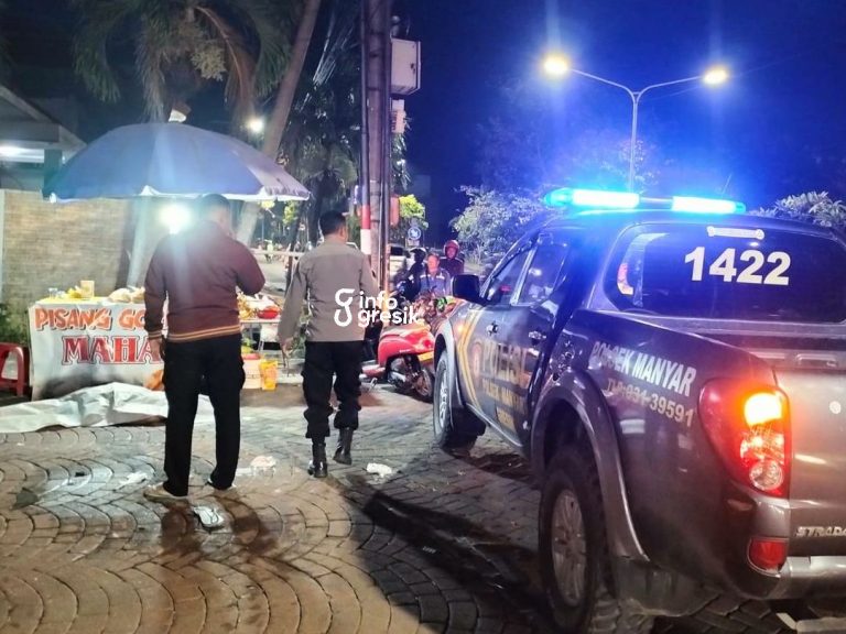 Hendak Menyebrang, Satu Orang Jadi Korban Tewas Tabrakan di GKB Gresik Petugas polisi saat hendak melakukan evakuasi korban M. Muclas. (Foto: Ist/Infogresik)