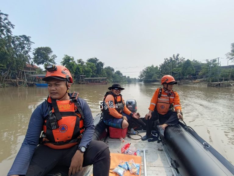 Pencarian Korban Tenggelam di Sungai Kalimas Driyorejo Terkendala Arus Deras dan Banyaknya Sampah Proses pencarian korban tenggelam di Sungai Kalimas dengan menggunakan perahu karet. (Foto: Ist/Infogresik)