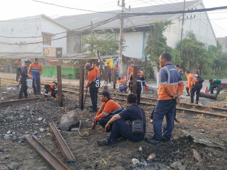 Proses pemasangan pagar penutupan perlintasan rel KM 7+600 di Kelurahan Tenggulunan Kebomas. (Foto: Ist/Infogresik)