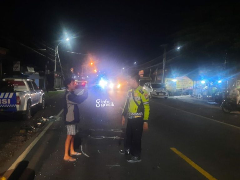 Petugas Satlantas Polres Gresik saat melakukan olah TKP di lokasi kecelakaan di Jalan Raya Cerme Kidul. (Foto: Ist/Infogresik)