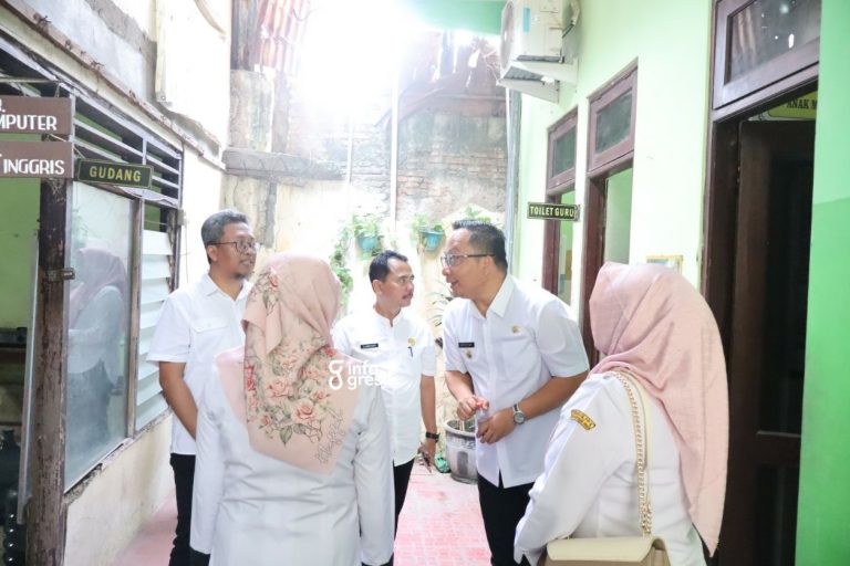 Wabup Gresik dr. Asluchul Alif didampingi Kepala Dispendik Gresik S. Hariyanto dan Sekretaris Herawan Eka Kusuma serta Kepala Dinas KBPPPA dr. Titik Ernawati meninjau langsung rencana pemanfaatan Gedung UPT Dispendik di Kecamatan Manyar. (Foto: Ist/Infogresik)