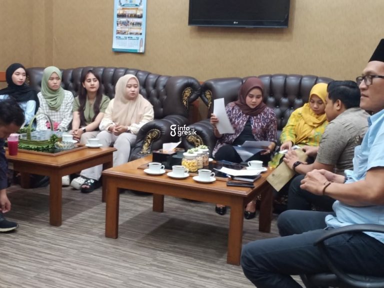 Lima mantan karyawan yang ijazahnya ditahan bertemu dengan Ketua DPRD Gresik Muhammad Syahrul Munir, Ketua Komisi 1 Muhammad Rizaldi Saputra, dan Anggota DPRD Abdullah Hamdi (Foto: Ist/Infogresik)