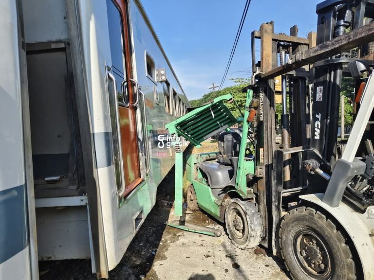 Kondisi saat forklip yang tertabrak KA Jenggala di Desa Segoromadu, Kecamatan Kebomas, Gresik. (Foto: Ist/Infogresik)